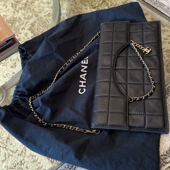 CHANEL Black Quilted Clutch with Chain Detail. Shoulder Bag. - Picture 10 of 12